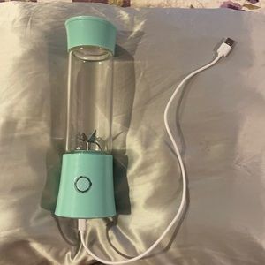 Rechargeable portable juicing blender